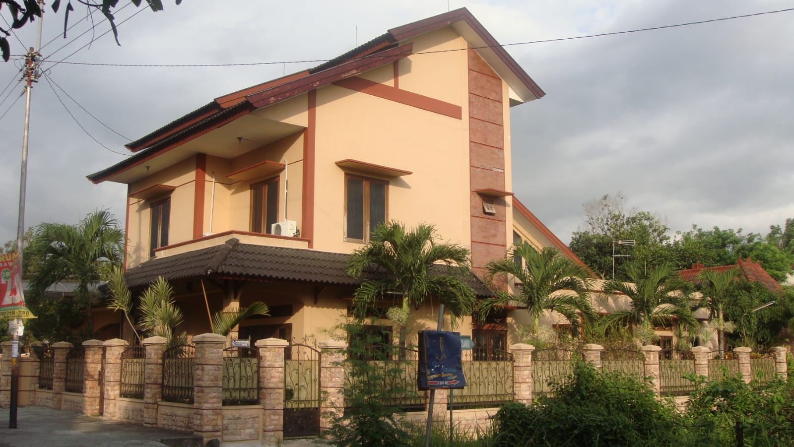 Rumah Tinggal Dua Lantai Bergaya Minimalis Tropis