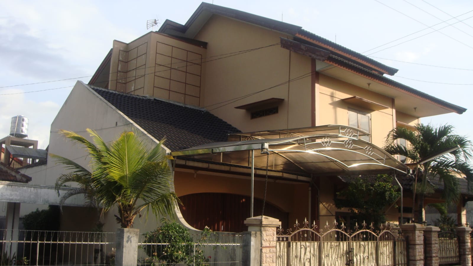 Rumah Tinggal Bertingkat Bergaya Tropis Modern dan canopy
