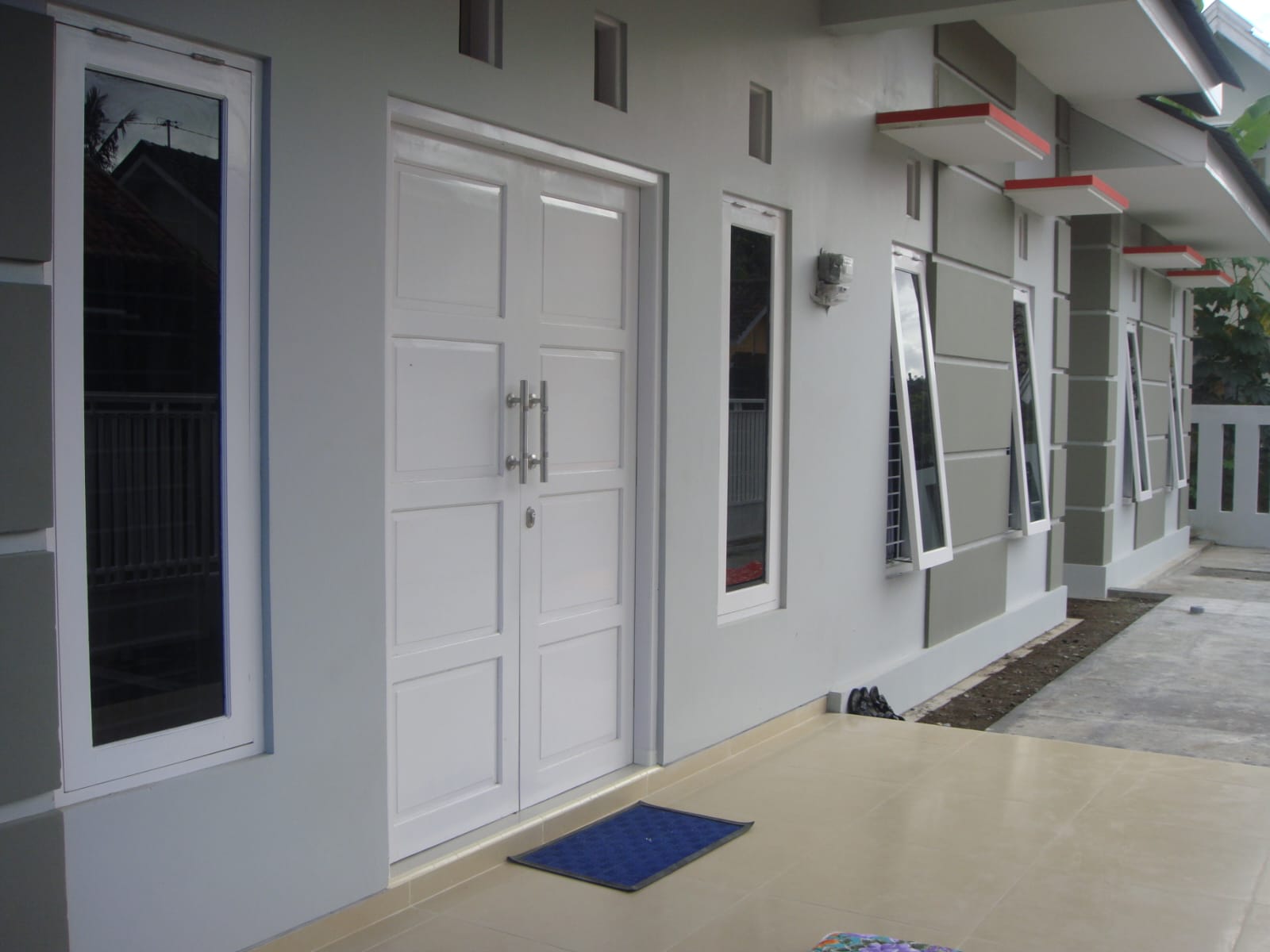 Detail Fasad Depan Rumah Minimalis Modern Bernuansa Abu-abu